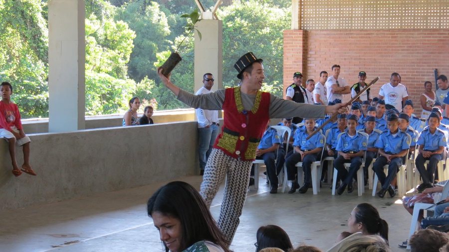 Apresentação teatral em escola pública