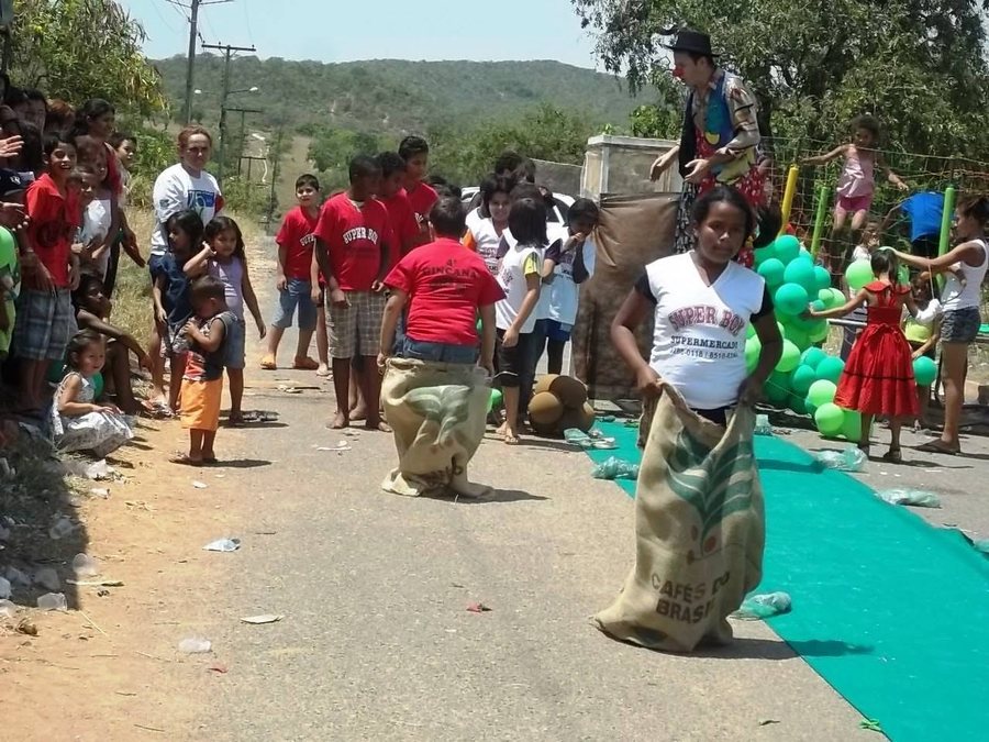 Brincadeiras tradicionais — corrida de saco